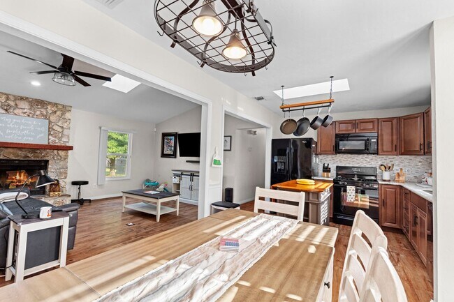 Building Photo - Beautifully updated 3 bedroom 2 bath home in Valwood