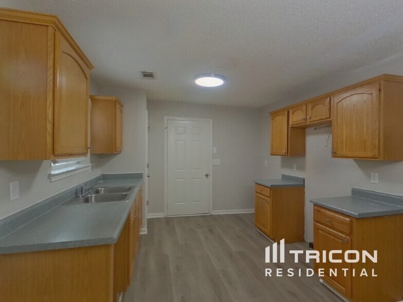 Building Photo - 7913 Four Oaks Ct