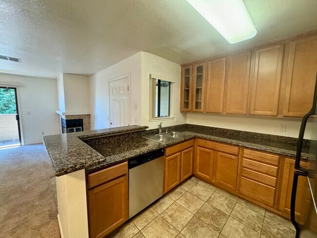 Building Photo - Charming 1 bedroom, 1 bathroom condo in Sacramento