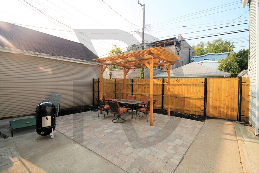 Building Photo - 1520 W Melrose St