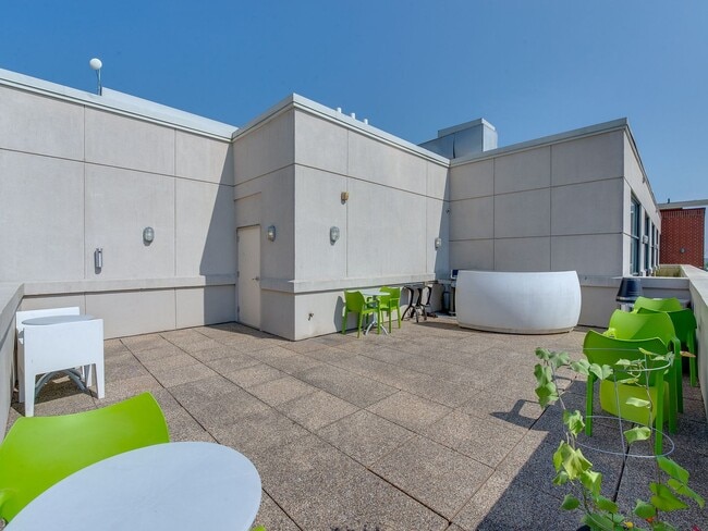 Building Photo - This move in ready condo has it all in Cha...