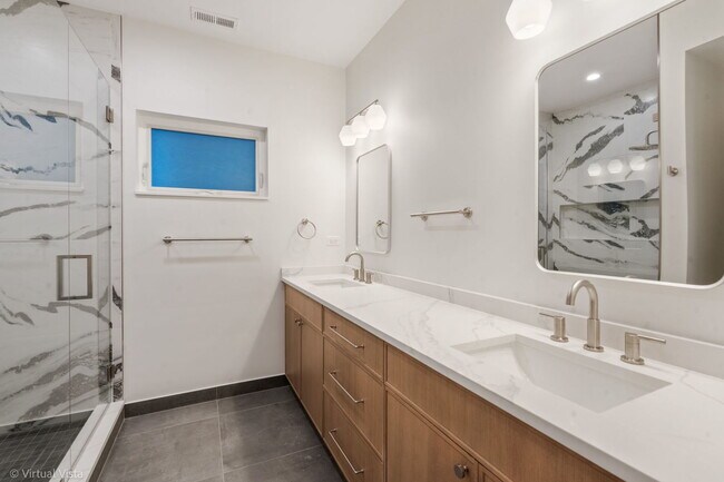 Building Photo - 2122 W 18th Pl