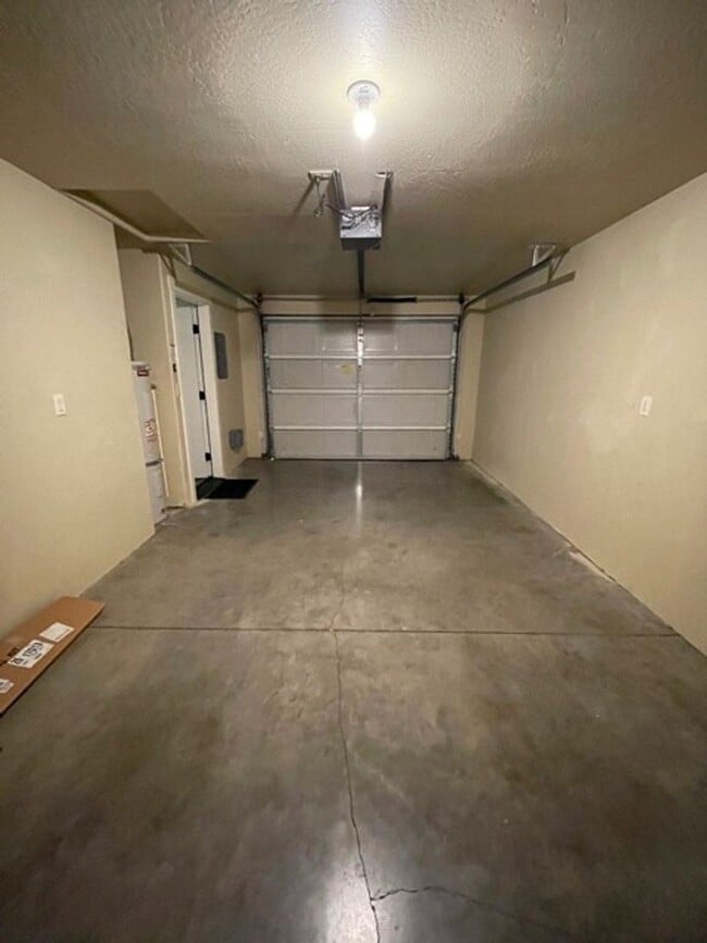 Building Photo - Nice 1 Bedroom 1 Bath Located in the Frien...