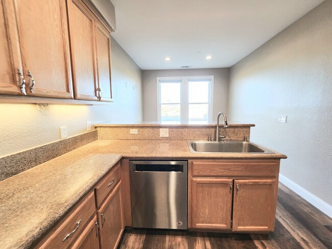Building Photo - Spacious Townhouse in San Mateo