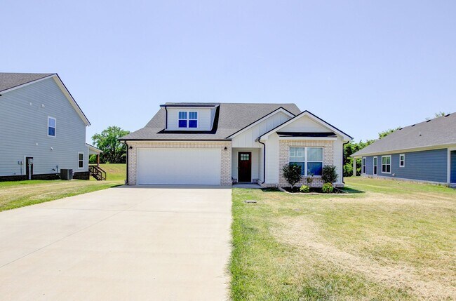 Building Photo - Fresh and Clean 3 bed/2 bath minutes from Exit 8.  Show Stopper!