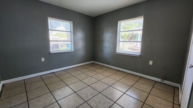 Building Photo - Beautiful & Cozy 3/1 in Downtown St.Pete!! Apply for FREE This Holiday Season!