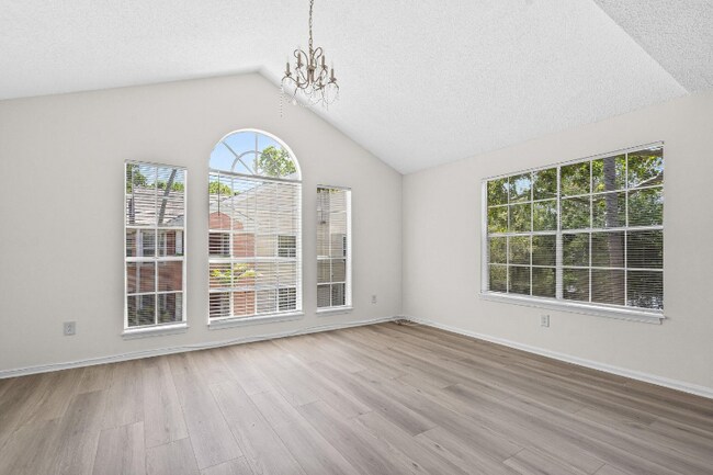 Building Photo - 1125 Crystal Way