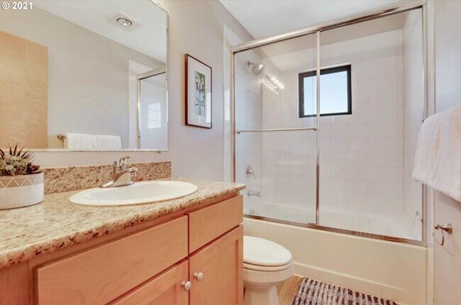 Building Photo - Modern Waterfront Living at The McCormick Pier! Call TODAY to schedule a tour! 503-664-4101