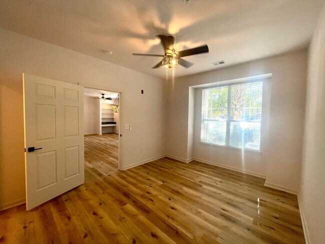 Building Photo - 1 Bedroom, 1 Bath Condo in The Concord West of the Ashley!