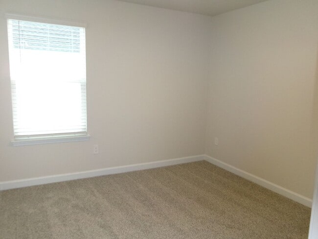 Building Photo - Spacious 4 bedroom home located in Clear Pond