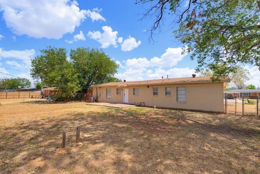 Building Photo - 618 S La Salle Dr