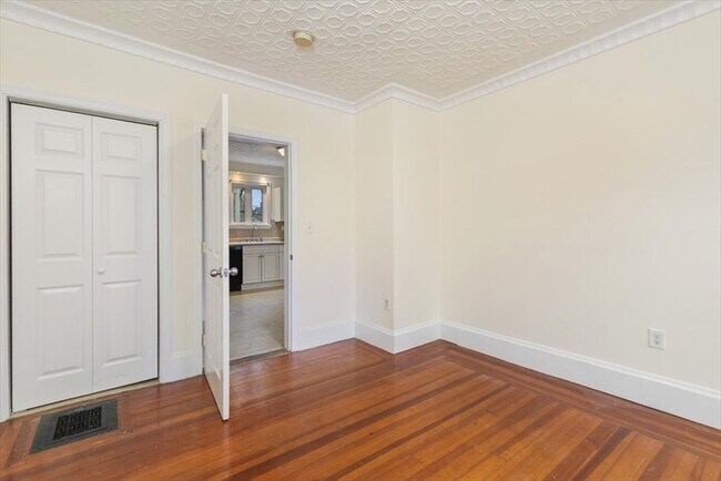 Building Photo - 335 Salem St