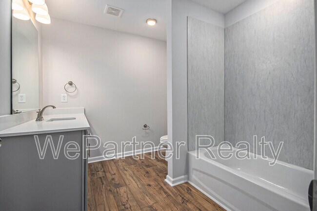 Building Photo - 100 Crest Pointe