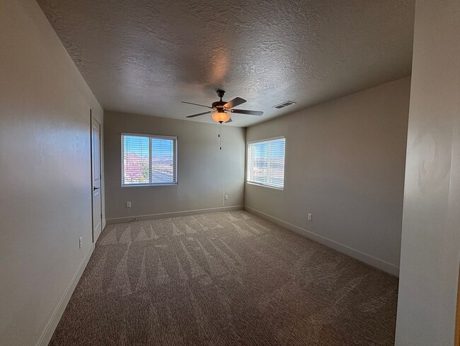 Building Photo - SPACIOUS TOWNHOME FOR RENT!