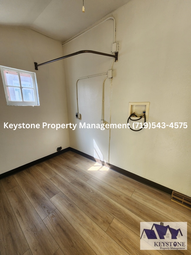 Building Photo - New Kitchen Appliances! South-side Home 1 Bedroom/1 Bath House $1050/$1050
