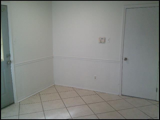 Building Photo - 400 Maxine Ave