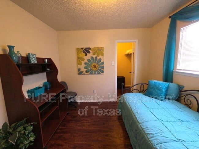 Building Photo - 203 2nd St N