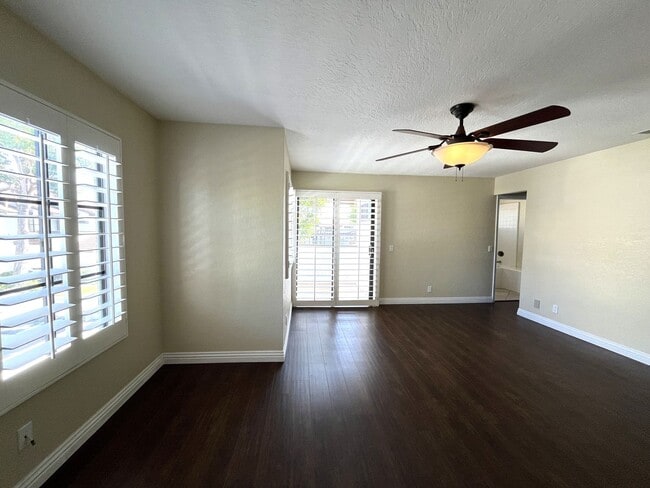 Building Photo - Spacious End Unit Home with 2 Master Suite...