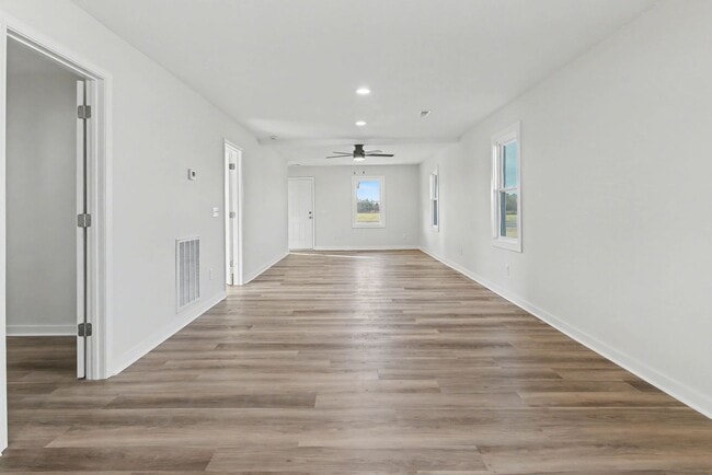 Building Photo - Completely remodeled 3 br 1 bath located in Evergreen NC east commute to Lumberton, Whiteville, E...