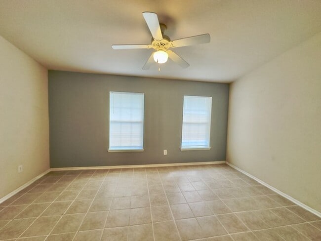 Building Photo - Spacious 1B/1B Unfurnished Condo near Beach in the Heart of Destin!