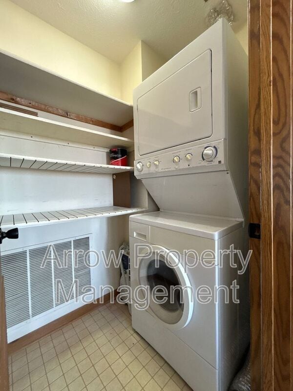 Building Photo - 208 E 5th St