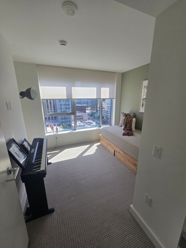 Building Photo - Savina by Bosa - Built 2020 - Bay & Downtown Views - 2 Parking Spots