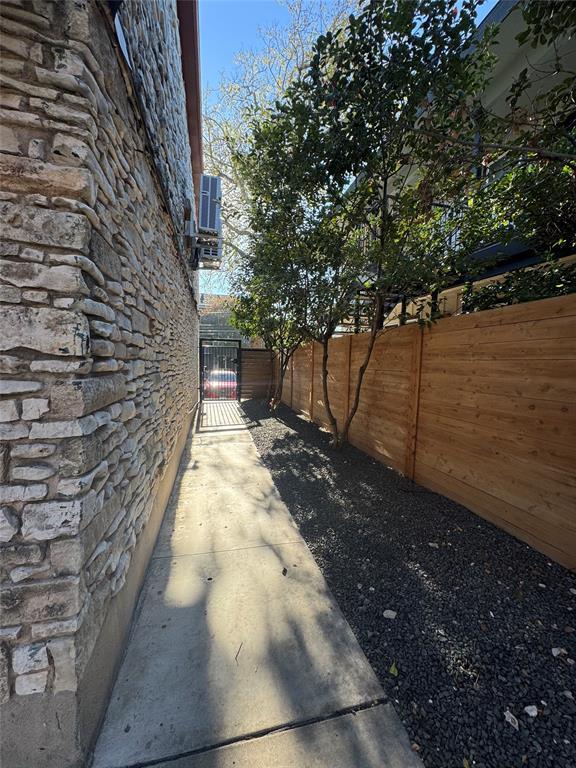 Building Photo - 400 E 30th St