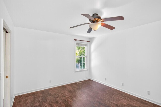Building Photo - 3008 Lakeshore Dr