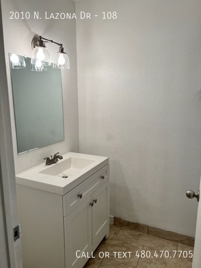 Building Photo - Renovated 2 bedroom with washer/dryer $1,2...