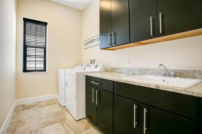 Building Photo - 8455 Via Vittoria Way