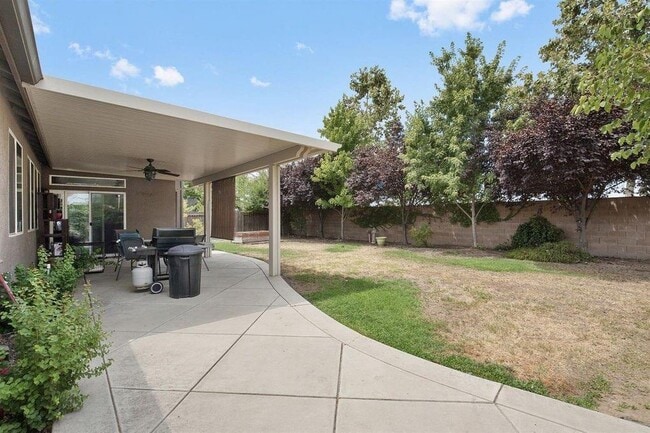 Building Photo - 2313 N Silvervale St