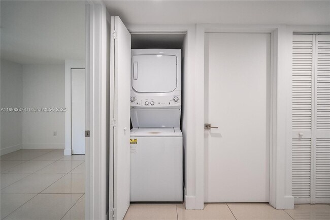 Building Photo - 1985 Bay Dr