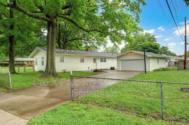Building Photo - 906 N Belview Ave