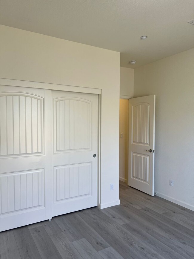 Building Photo - Single flat for rent! Full bedroom, full b...