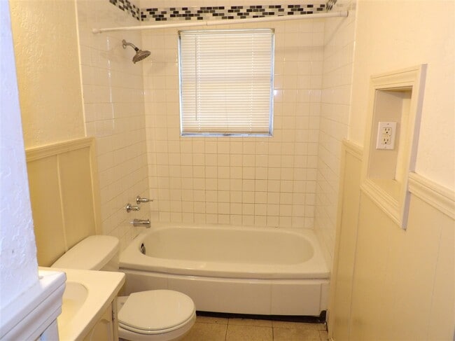 Building Photo - 403 NW Greenmeadow Dr