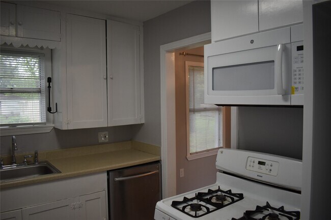 Building Photo - 904 Wisconsin St