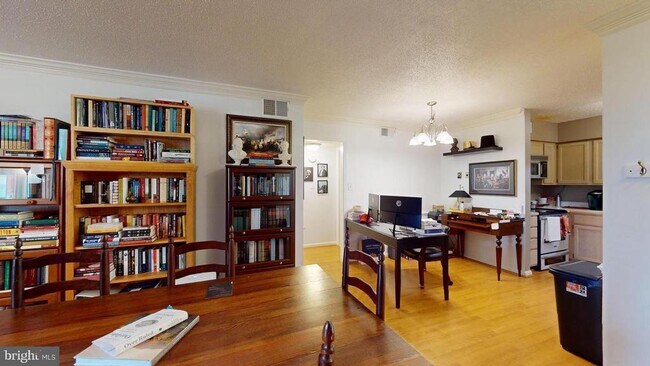 Building Photo - 3101 Patrick Henry Dr