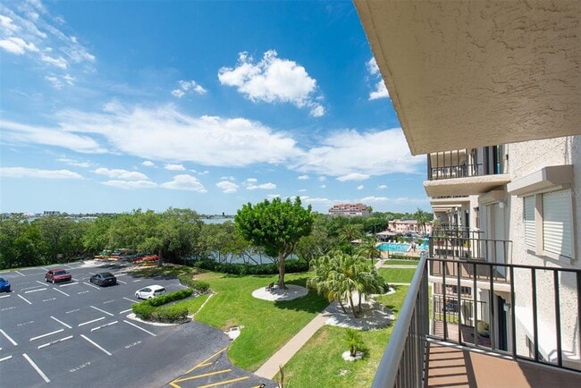 Building Photo - 7050 Sunset Dr S