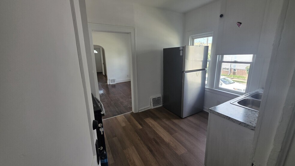 Building Photo - 3621 E 154th St