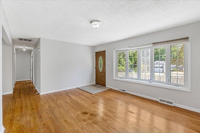Building Photo - 2127 Oak Ave