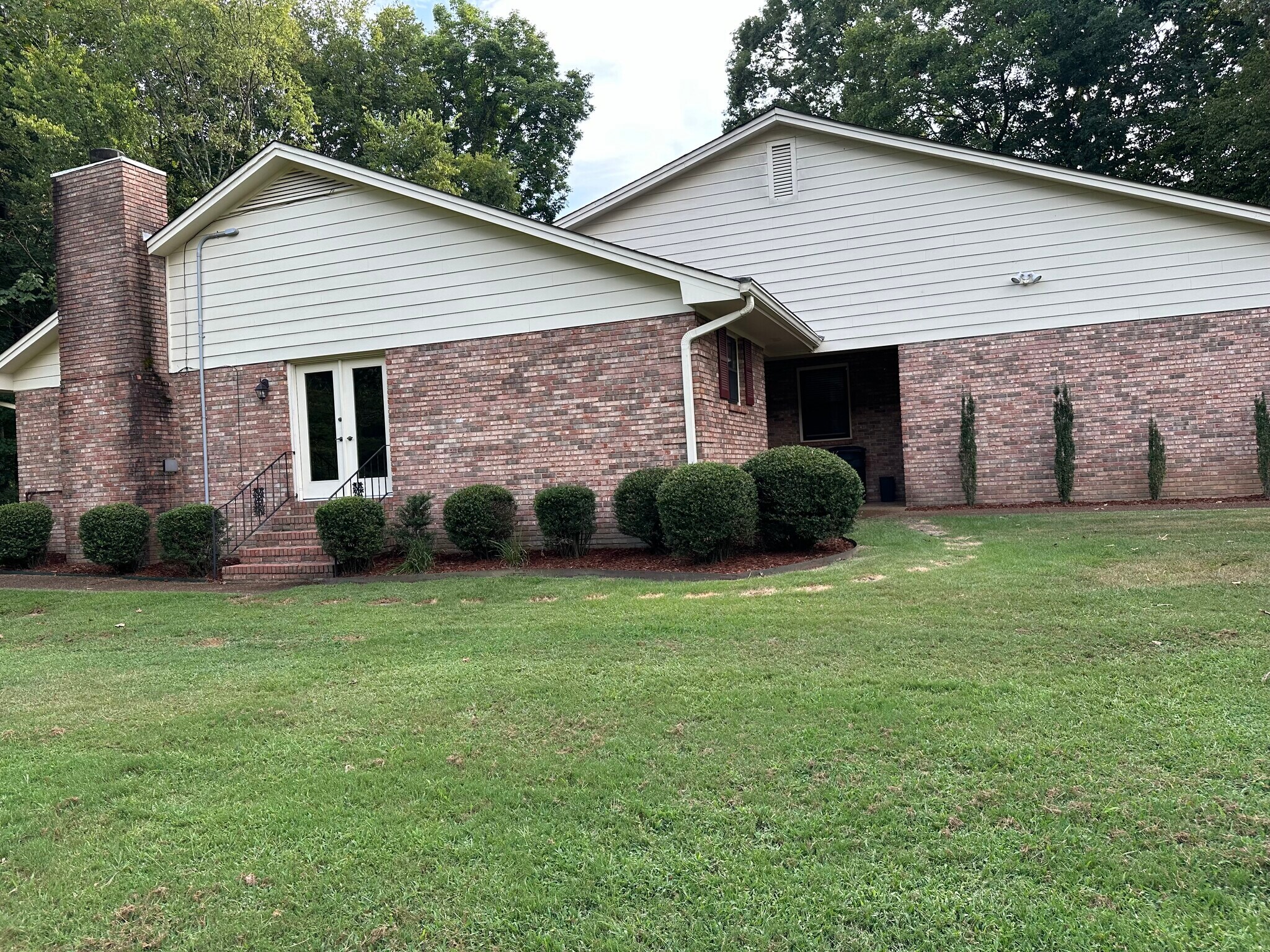 Building Photo - 275 Woodcastle Dr