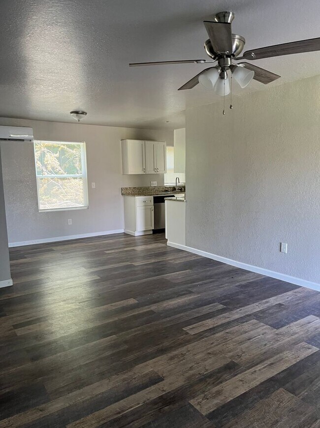 Building Photo - Spacious 3 Bed 1 bath home