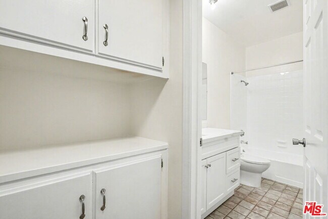 Building Photo - 521 Montana Ave