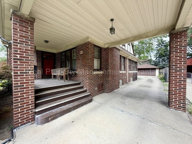 Building Photo - 1622 Crooks Rd