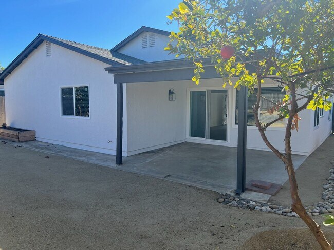 Building Photo - Newly renovated Beauty!