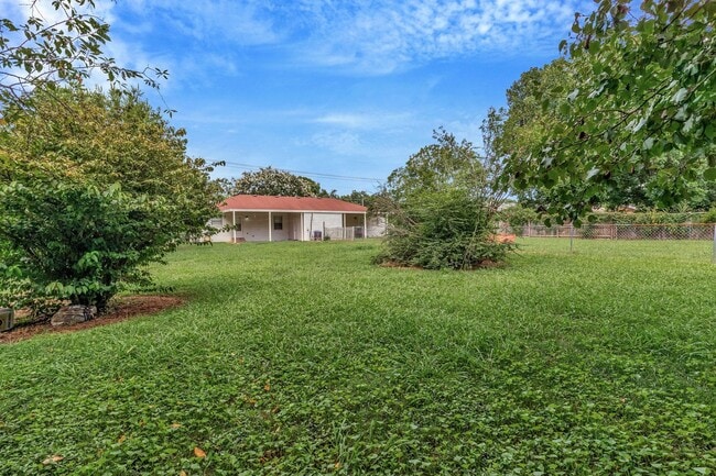 Building Photo - AVAILABLE NOW. 2 Bed 1 Bath Duplex. Locate...