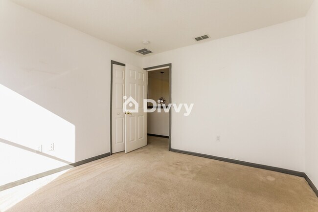 Building Photo - 831 Balmoral Dr