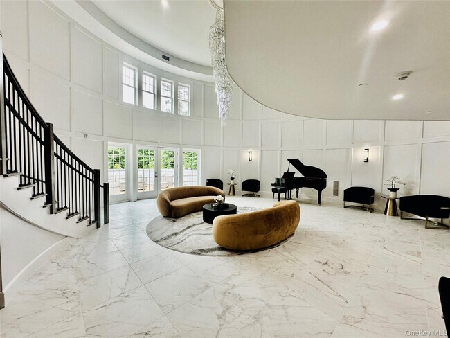 Building Photo - 585 Main St