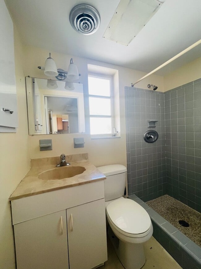 Building Photo - Spacious 2Bed/2Bath Home Avail. for Rent in Southgate Sarasota!!