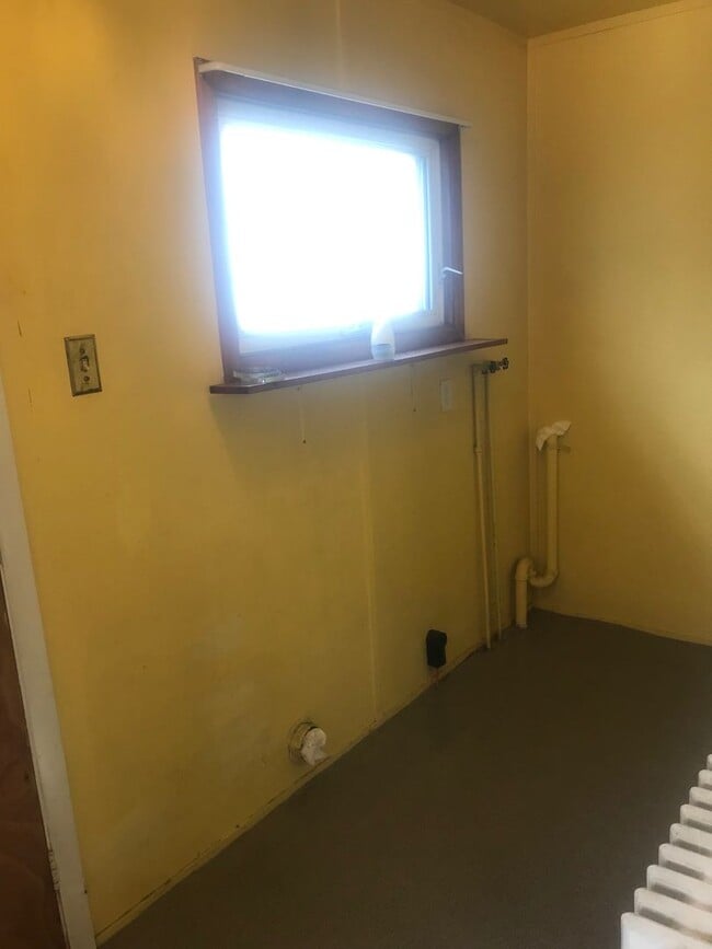 Building Photo - 3 bedroom 1.5 bathroom